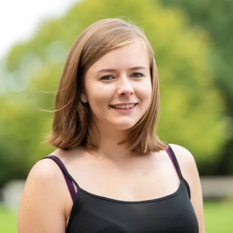 Head and shoulders photo of dr hannah collis.