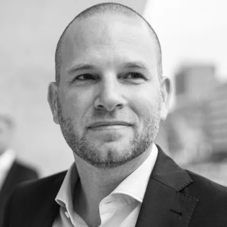 Head and shoulders photo of professor niels van quaquebeke.