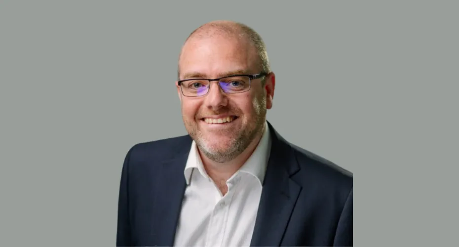 Head and shoulders photo of stuart thomson.