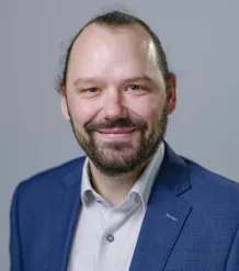 Head and shoulders photo of dr joerg weber.