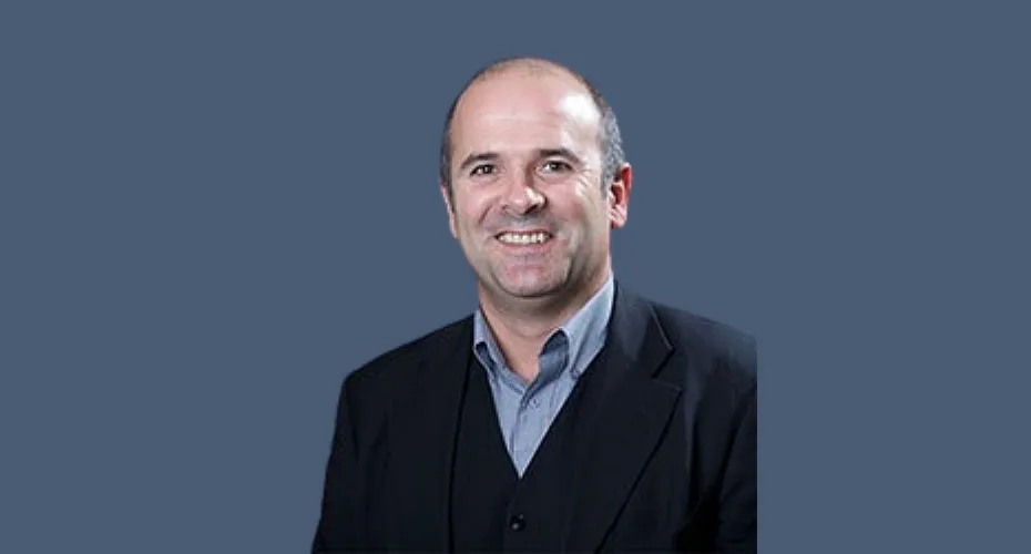 Head and shoulders photo of professor carlos cortinhas.