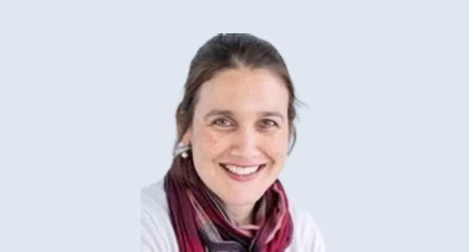 Head and shoulders photo of dr debbie du preez.