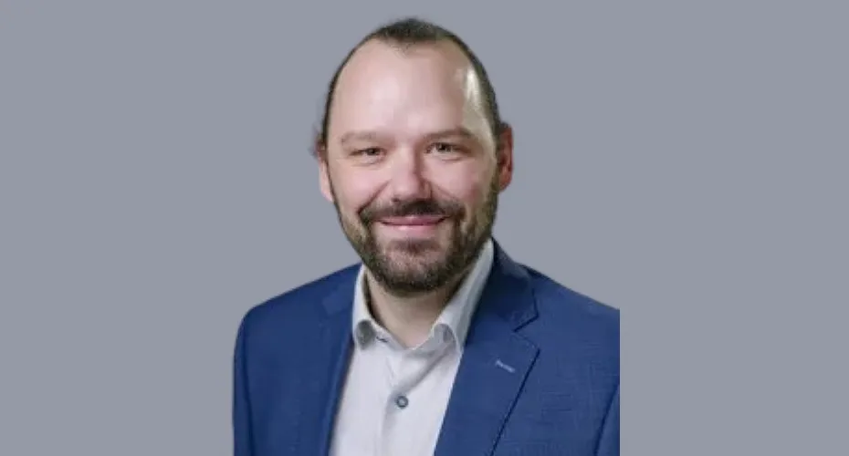 Head and shoulders photo of dr joerg weber.