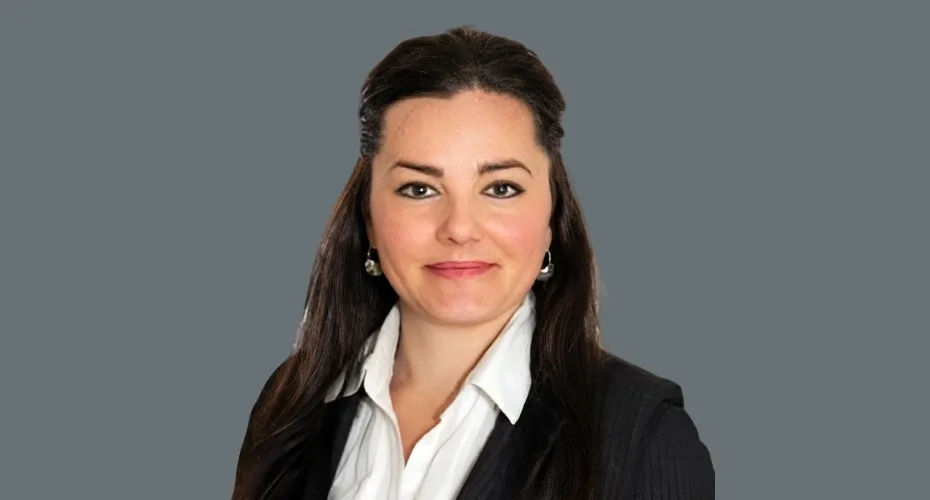 Head and shoulders photo of dr lora dimitrova.